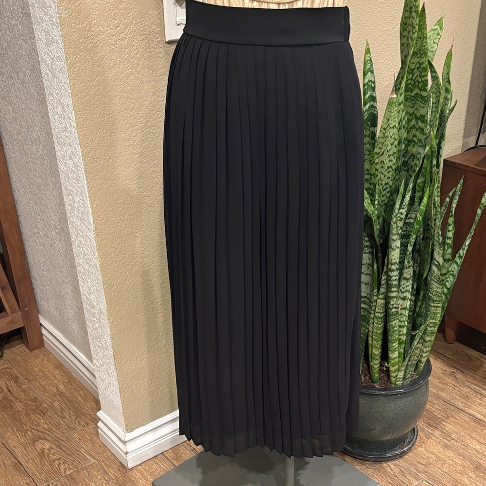 VILA Elegant Black Midi Pleated Skirt